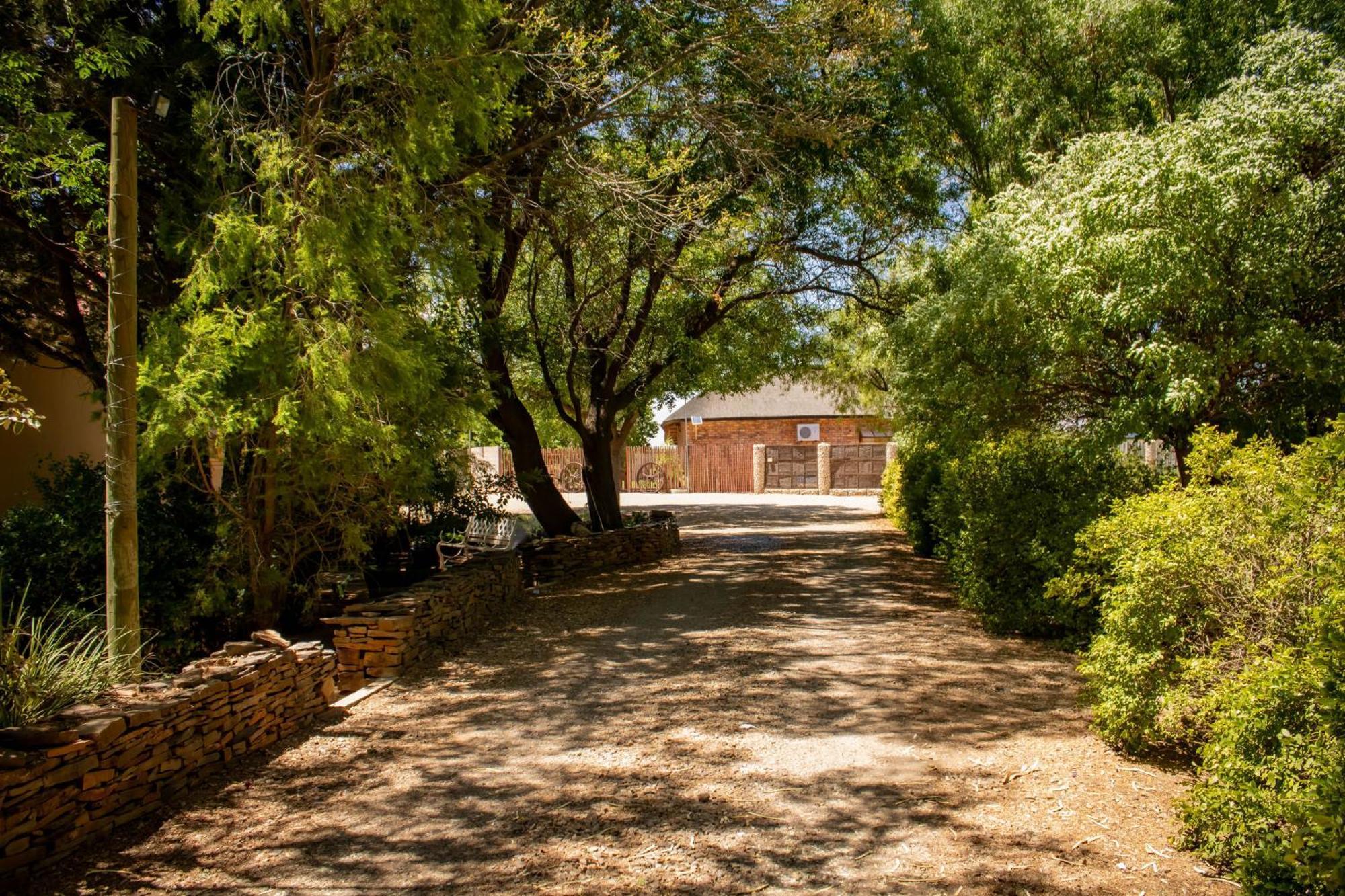Tarantula Guest House Calvinia ภายนอก รูปภาพ